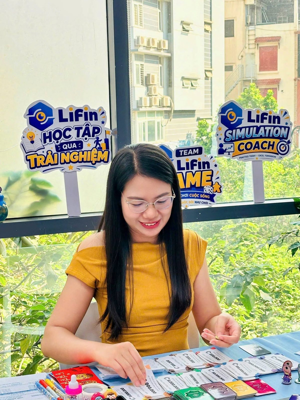 Người chơi tươi cười bên bàn LiFin Game