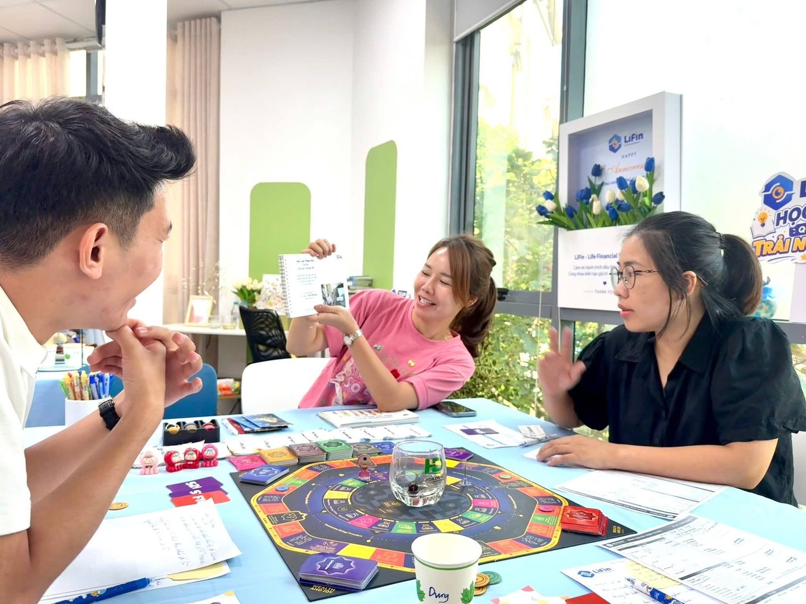 Coach chia sẻ thẻ bài cùng người chơi tại bàn LiFin Game