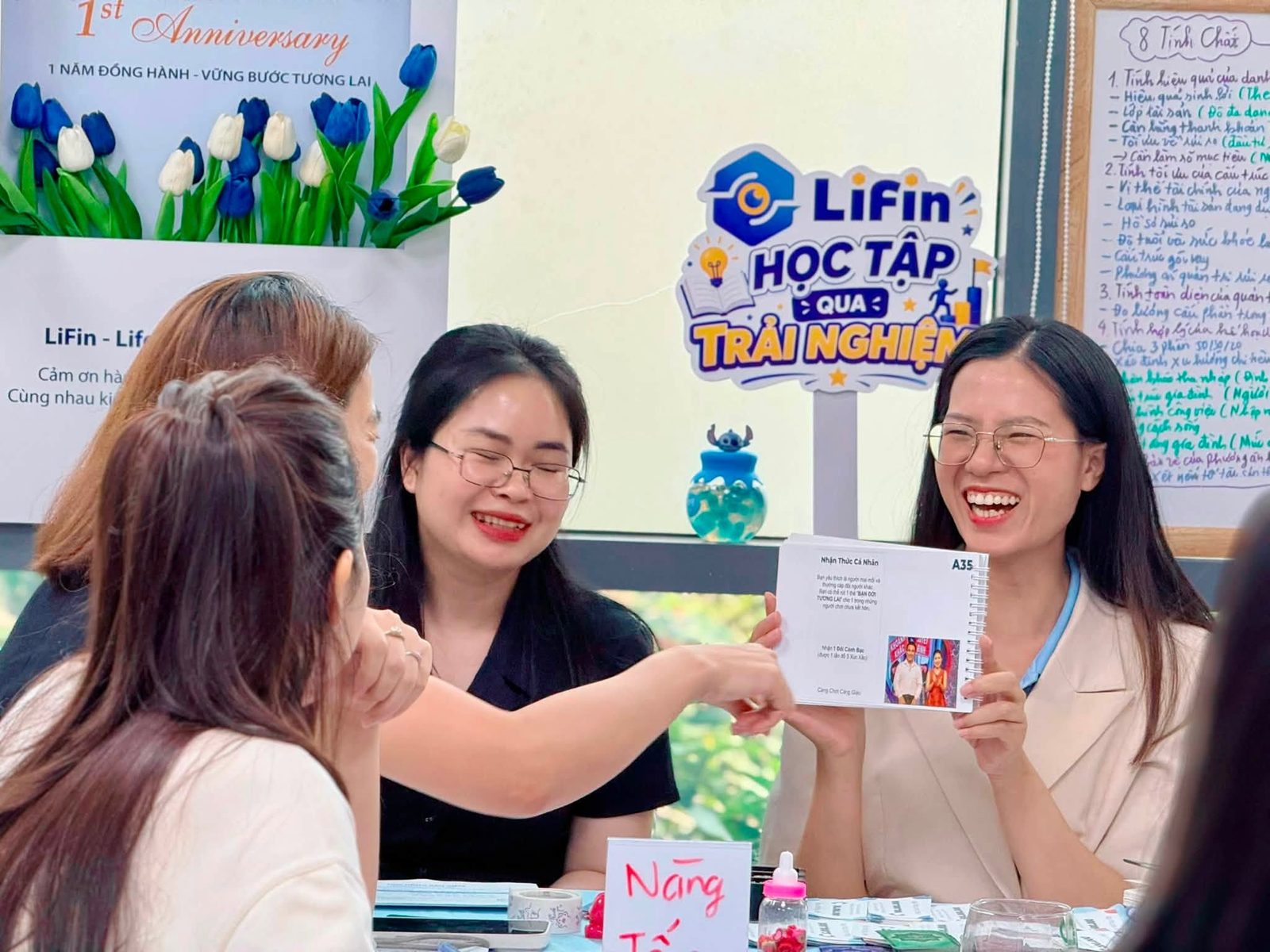 Người chơi cười vui khi đọc thẻ trong LiFin Game