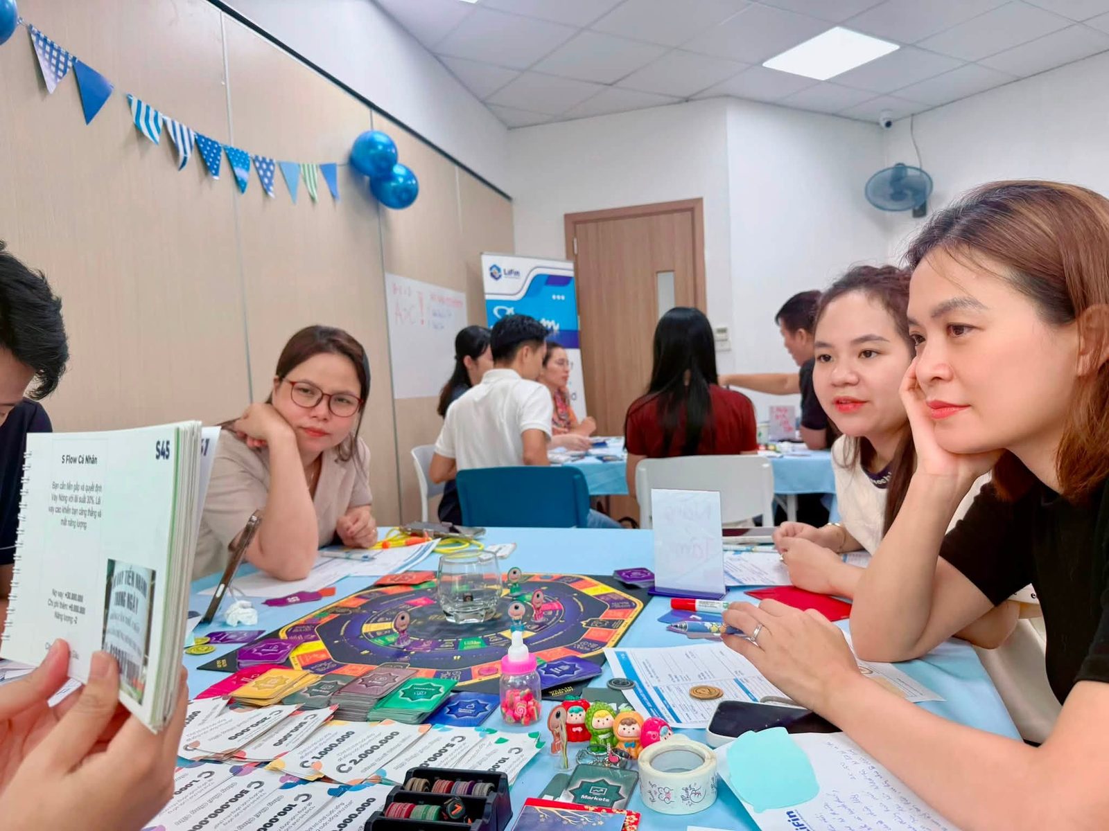 Người chơi đọc thẻ Nhận thức trong LiFin Game
