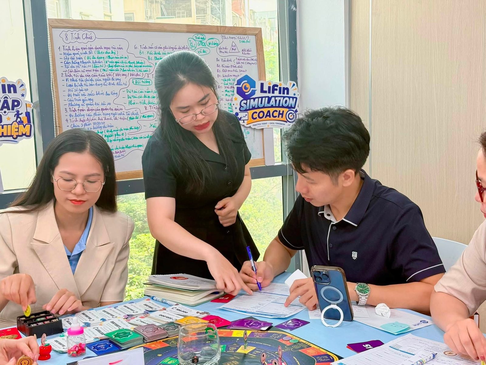 Coach hướng dẫn người chơi ghi bảng theo dõi tài chính